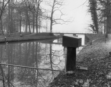 842660 Gezicht over de Kromme Rijn bij Rhijnauwen (gemeente Bunnik), met rechts meetapparatuur van de waterkwaliteit ...